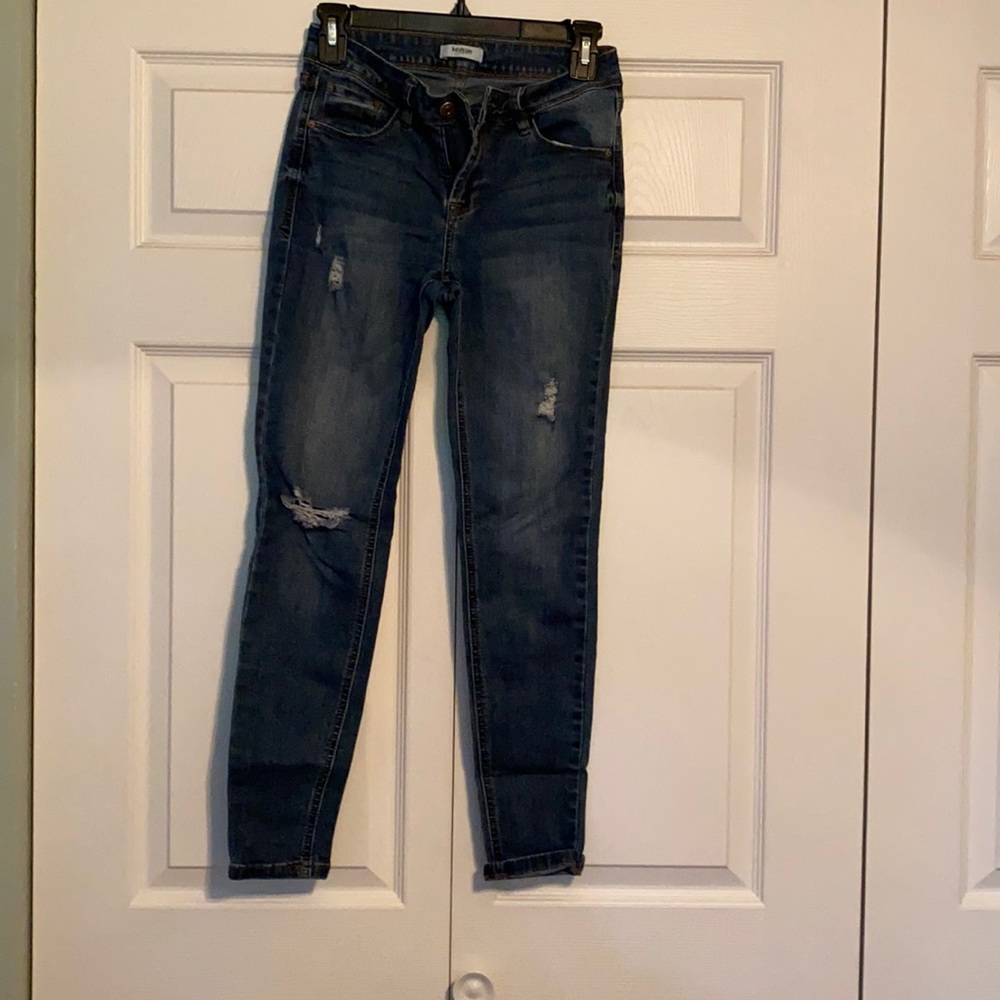 Distressed jeans. Size 2/26. Brand: Kensie
